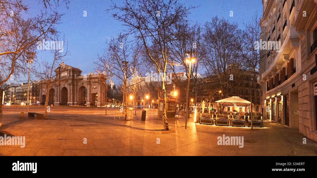 Piazza Independencia, vista notturna. Madrid, Spagna. - Immagine stock catturata con smartphone
