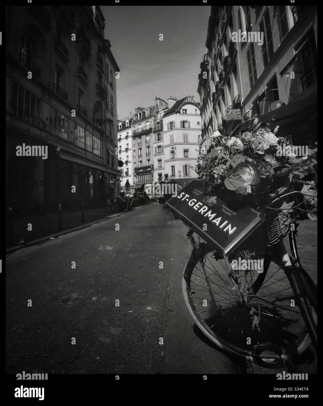 Tranquille strade di Parigi. - Immagine stock catturata con smartphone