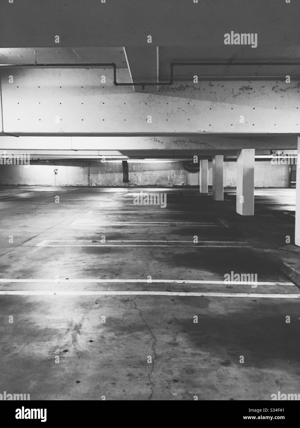 Parcheggio sotterraneo vuoto in bianco e nero Foto Stock