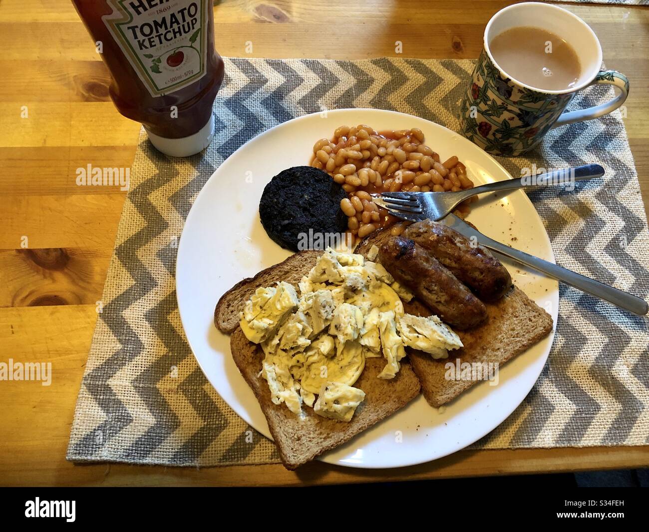 Colazione all'americana con tazza di tè e ketchup Foto Stock