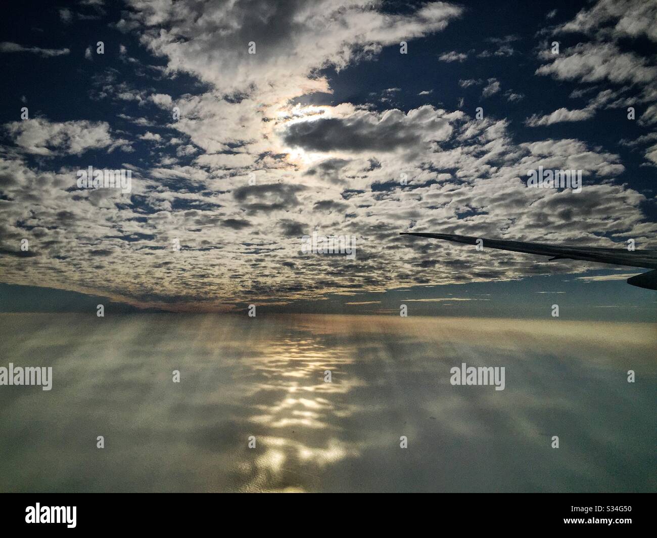 Riflessioni nel Mar Cinese Meridionale da un jet passeggeri che si avvicina a Hong Kong Foto Stock