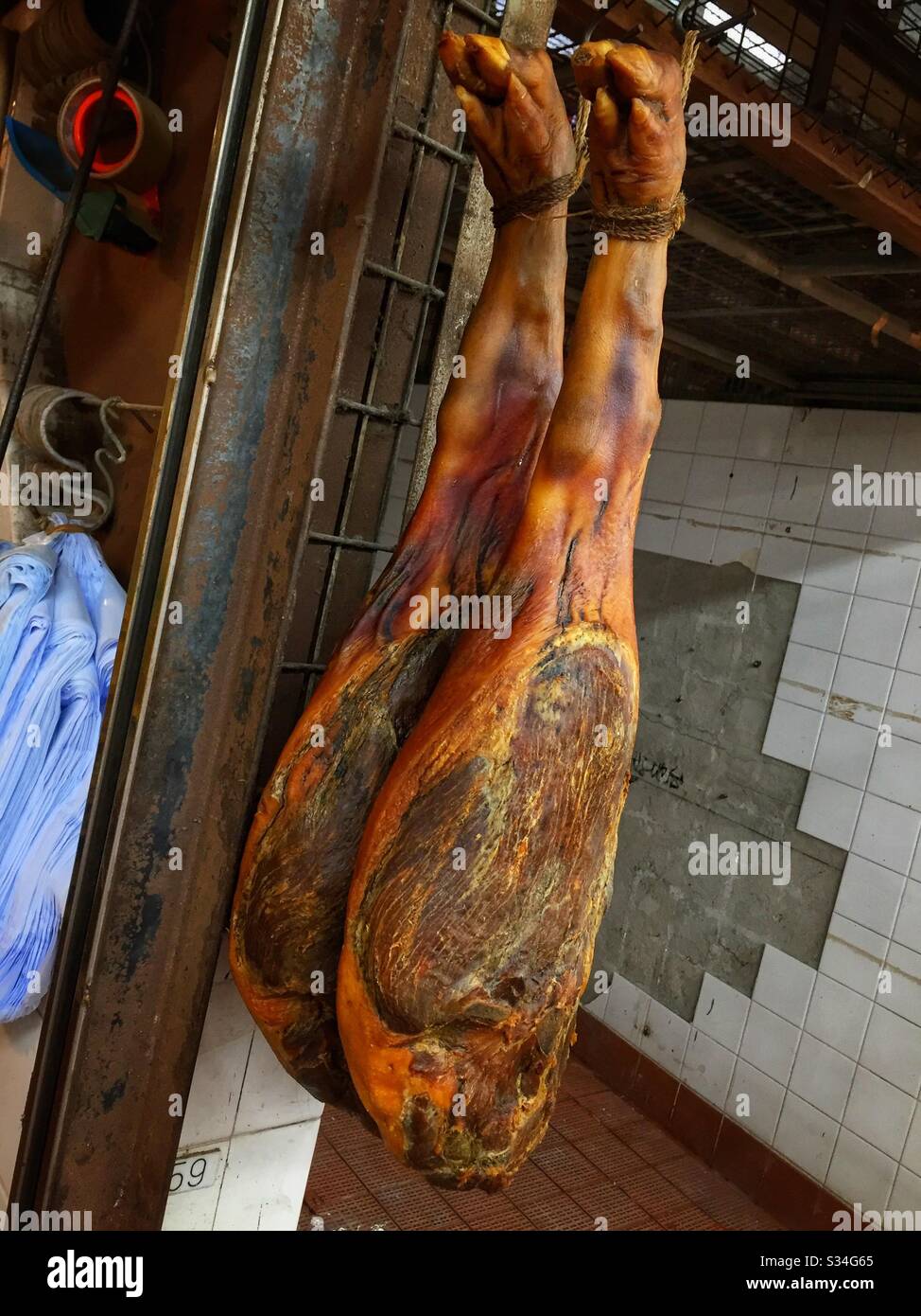 Prosciutto cinese essiccato all'aria in vendita in un mercato alimentare a Yuen Long, New Territories, Hong Kong Foto Stock