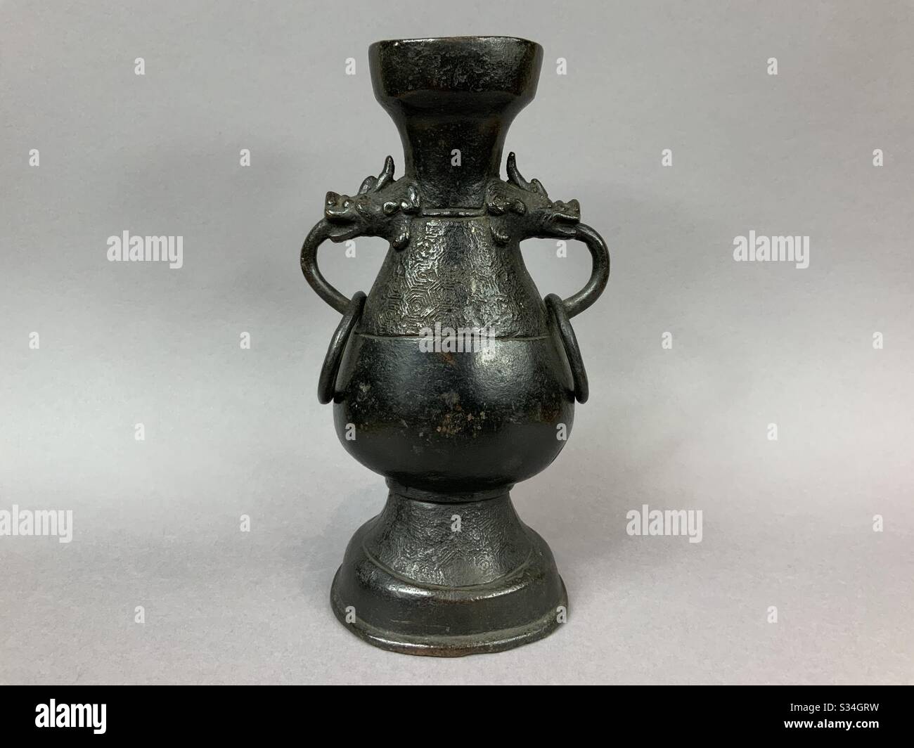 Un vaso in bronzo fuso della dinastia Ming del XIV/XV secolo con manici e passanti per la testa della bestia Foto Stock