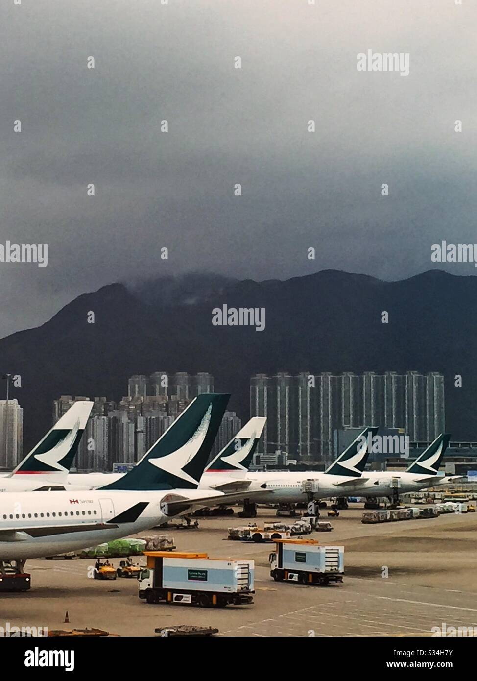 Cathay Pacific Airways, che mostra livrea pre e post 2015, sul grembiule all'Aeroporto Internazionale di Hong Kong - Immagine stock catturata con smartphone