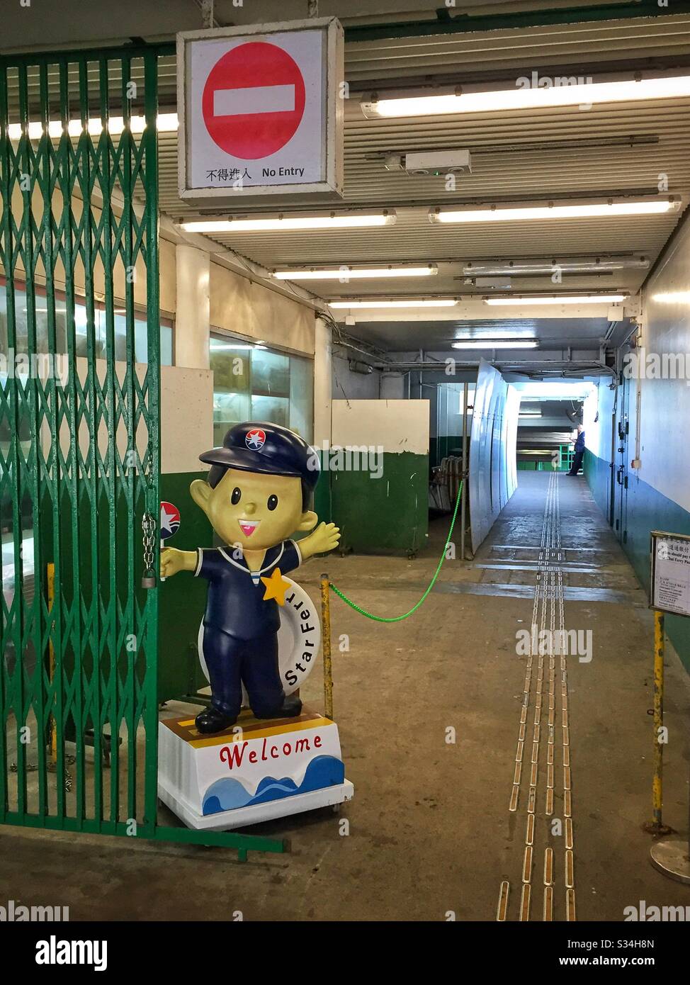 L'uscita ironica dallo Star Ferry al molo di Tsim Sha Tsui, Kowloon, Hong Kong - Immagine stock catturata con smartphone