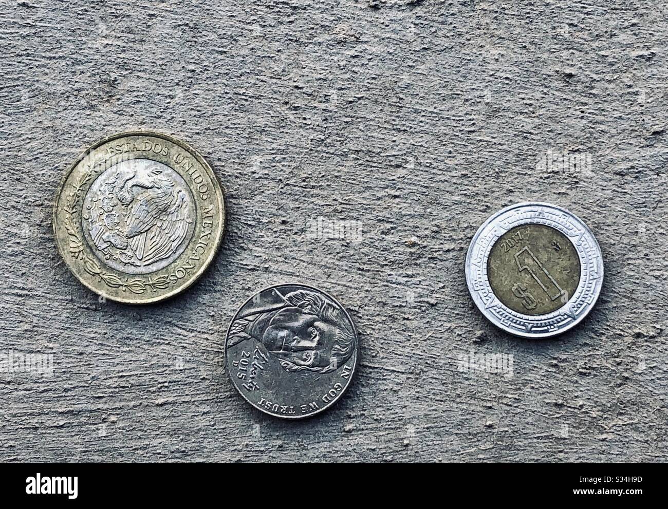 Tre monete, cemento, sporgenza, persona li ha lasciati, primo piano, angolo verso il basso, spazio di copia Foto Stock