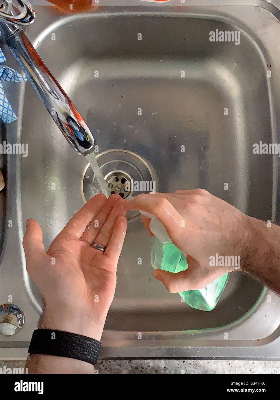 Lavarsi le mani durante il covid di coronavirus 19 focolaio. Pulire le mani. Cantare due volte buon compleanno. - Immagine stock catturata con smartphone