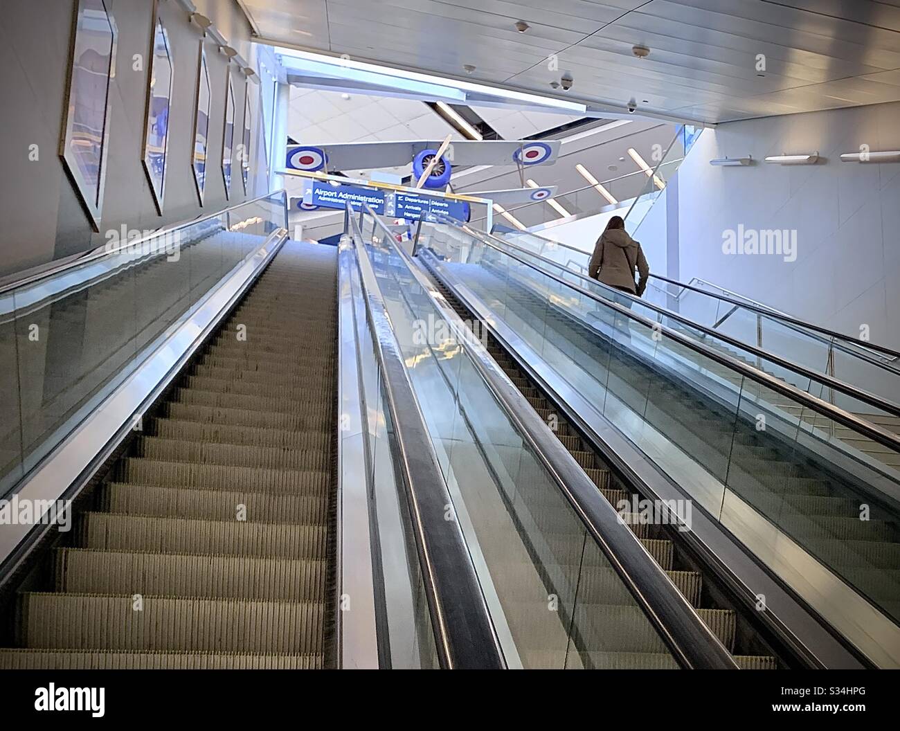 Scala mobile all'Aeroporto Billy Bishop di Toronto Island, con una persona. Foto Stock