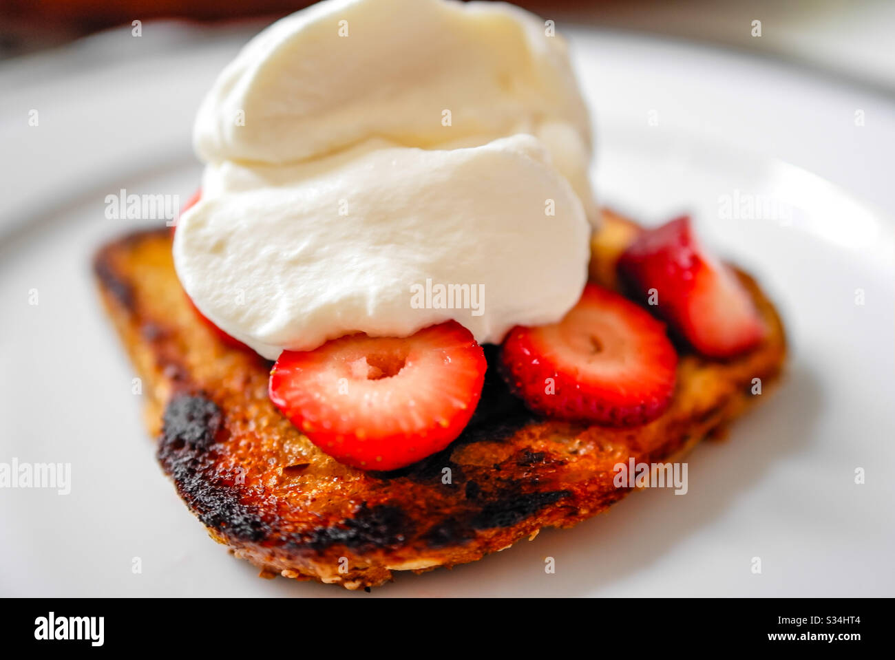 Festeggiamo il weekend con toast alla francese con frutti di bosco e panna montata Foto Stock