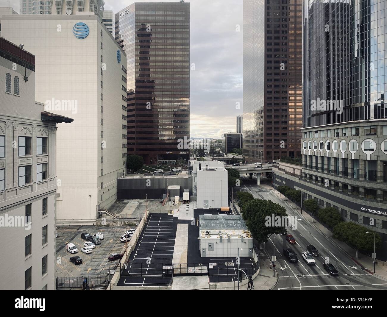 LOS ANGELES, CA, MAR 2020: Guardando a nord-ovest da Bunker Hill in un giorno coperto, la vista include grattacieli di uffici nel quartiere finanziario del centro città - Immagine stock catturata con smartphone