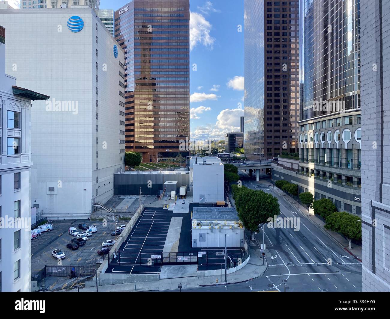 LOS ANGELES, CA, MAR 2020: Guardando a nord-ovest da Bunker Hill in giornata con cielo blu e luce solare, la vista include grattacieli di uffici nel quartiere finanziario del centro città - Immagine stock catturata con smartphone
