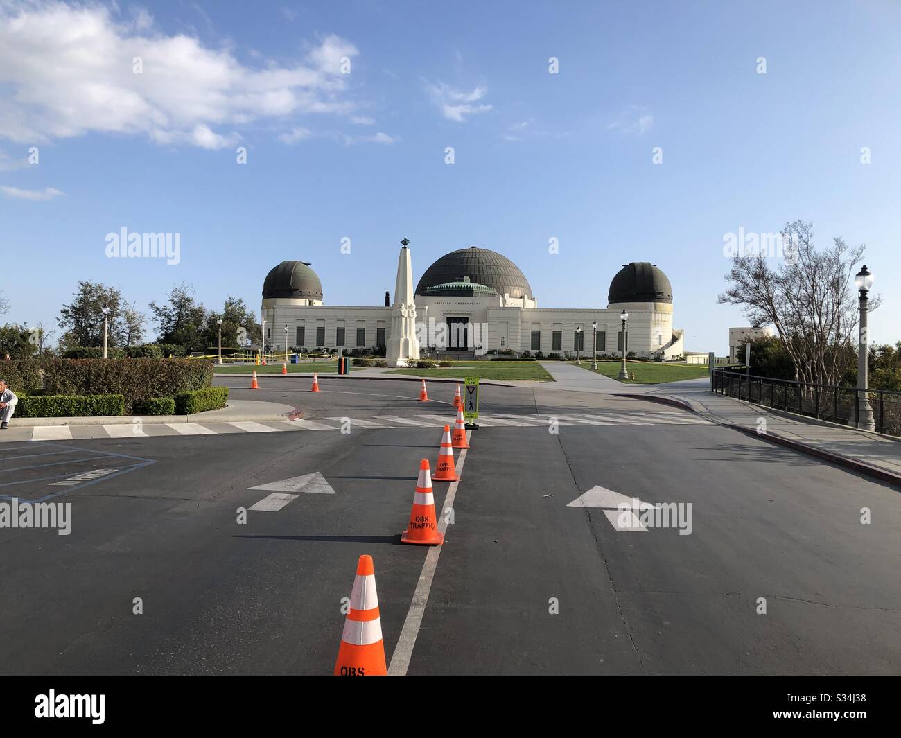 L'Osservatorio Griffith ha chiuso al pubblico e vuoto in una domenica pomeriggio soleggiata a causa del blocco di allontanamento sociale a Los Angeles a causa della pandemia di virus covid19 - Immagine stock catturata con smartphone