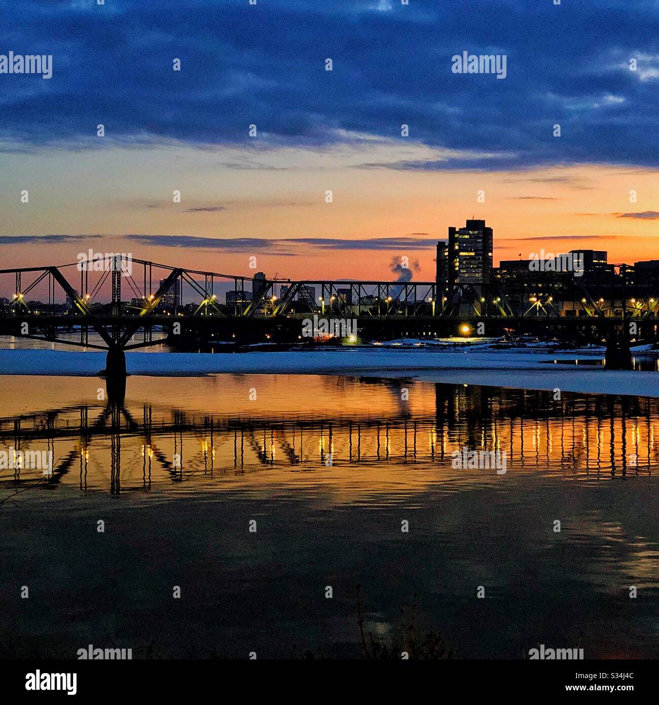 Alexandra Bridge sul fiume Ottawa che collega Ottawa, Ontario (sulla sinistra) con Gatineau, Quebec (sulla destra), Canada, tramonto, 2020 Foto Stock