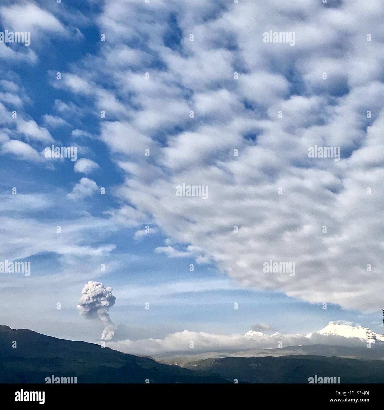 Un'incredibile eruzione vulcanica nei pressi della valle di Colca, in Perù. Foto Stock