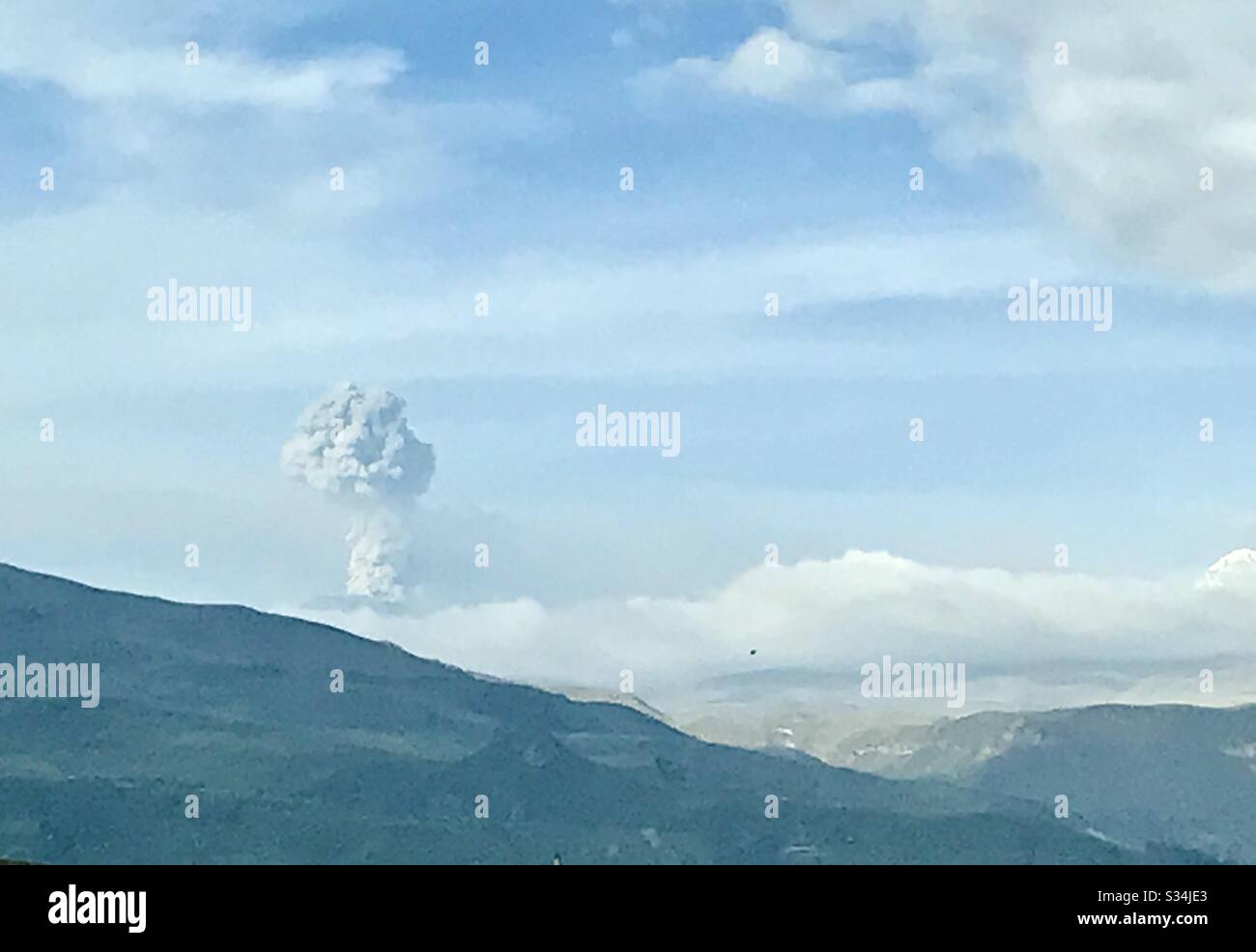 Un'incredibile eruzione vulcanica nei pressi della valle di Colca, in Perù Foto Stock