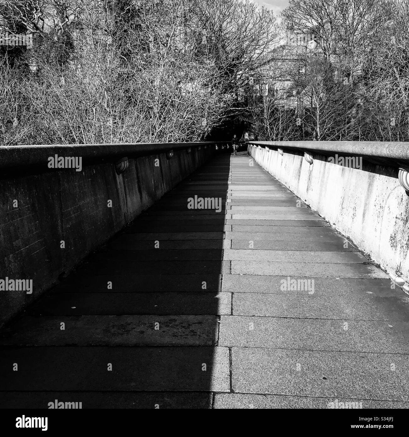 Architettura di Durham City, Inghilterra nord-orientale. Dettagli architettonici brutali del ponte Kingsgate, ponte pedonale in cemento sul fiume Wear. Progettato da Ove Arup - Immagine stock catturata con smartphone