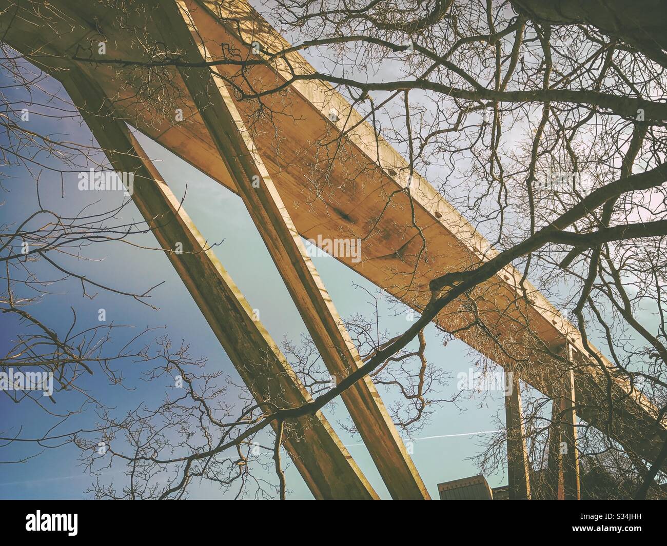 Architettura di Durham City, Inghilterra nord-orientale. Dettagli architettonici brutali del ponte Kingsgate, ponte pedonale in cemento sul fiume Wear. Progettato da Ove Arup Foto Stock