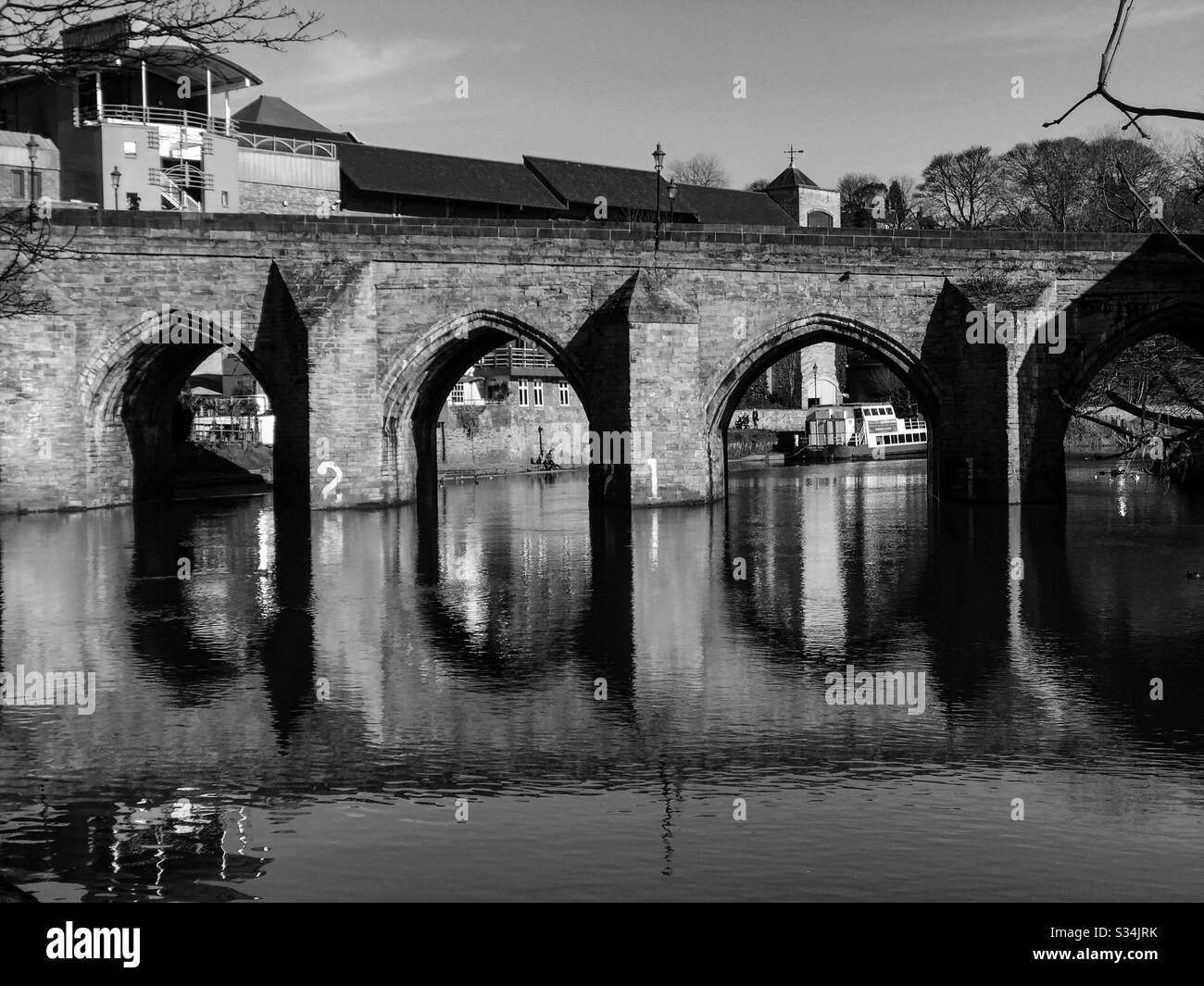 Architettura di Durham City, Inghilterra nord-orientale. Vista panoramica del ponte di Elvet sul fiume Wear. Ponte ad arco medievale in muratura. Foto Stock