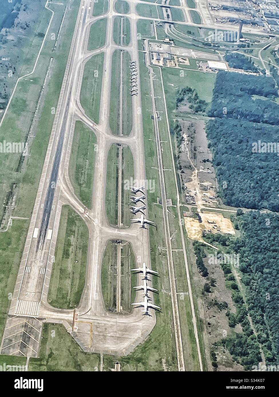 Vista aerea di aerei commerciali aerei collegati a terra a causa della pandemia di Coronavirus all'aeroporto intercontinentale George Bush, Houston, Texas Foto Stock