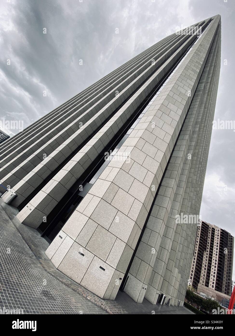 LOS ANGELES, CA, MAR 2020: Forte angolo, guardando su Bank of America grattacielo durante la giornata di lancio in centro Foto Stock