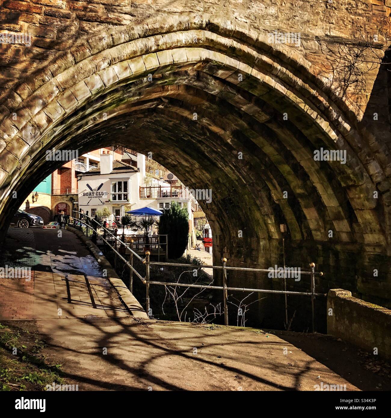 Architettura di Durham City, Inghilterra nord-orientale. Vista panoramica del ponte di Elvet sul fiume Wear. Ponte ad arco medievale in muratura. Foto Stock