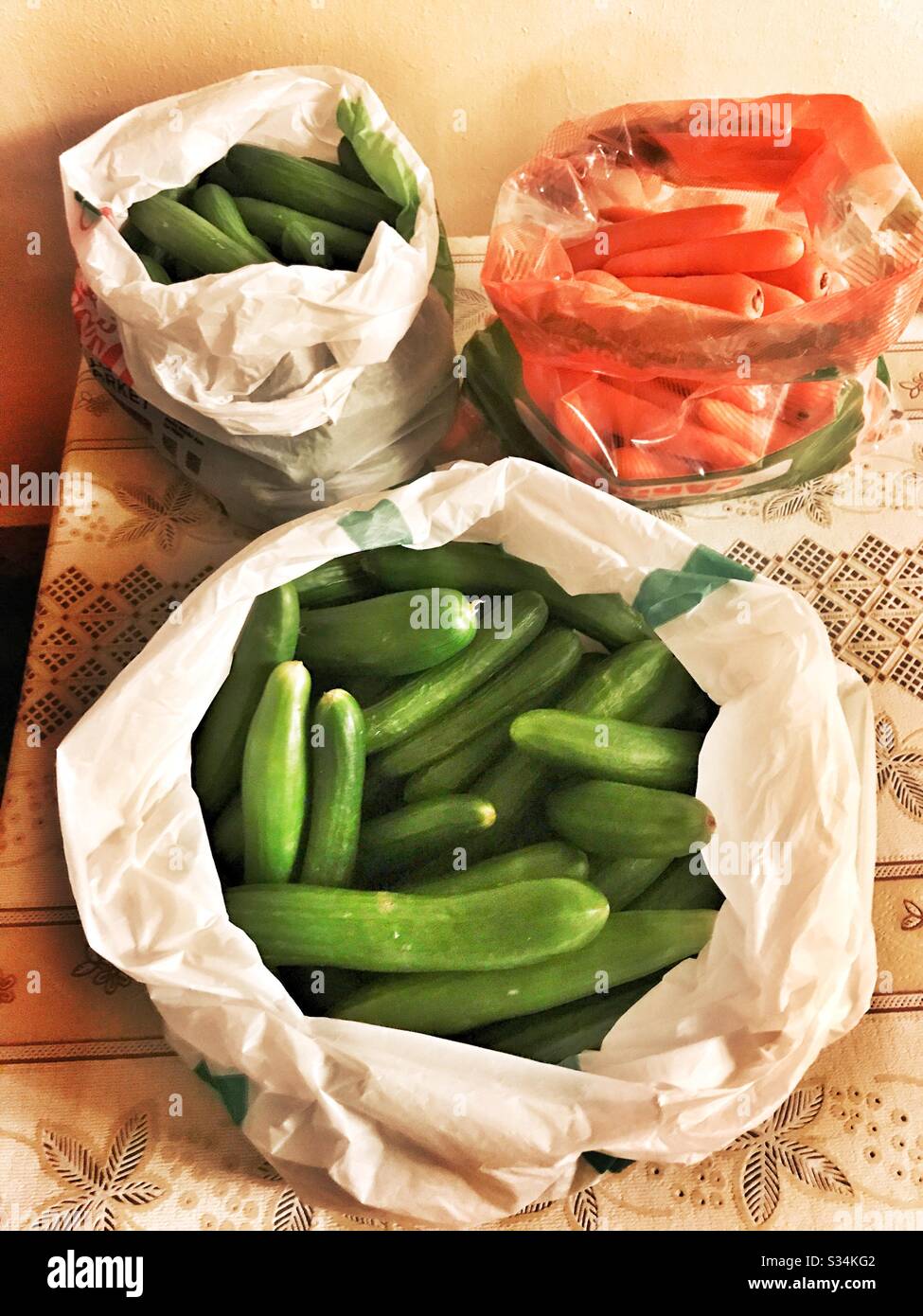 Cibo di stoccaggio prima del blocco: Questa famiglia ha acquistato verdure extra da utilizzare durante il blocco contro il virus Corona (Covid 19) Foto Stock