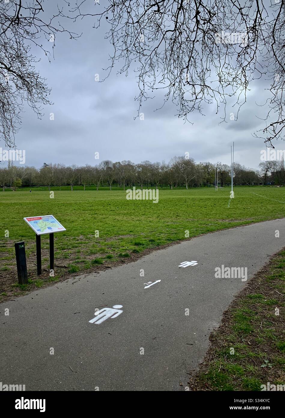 Stencil sociali in un London Park Foto Stock