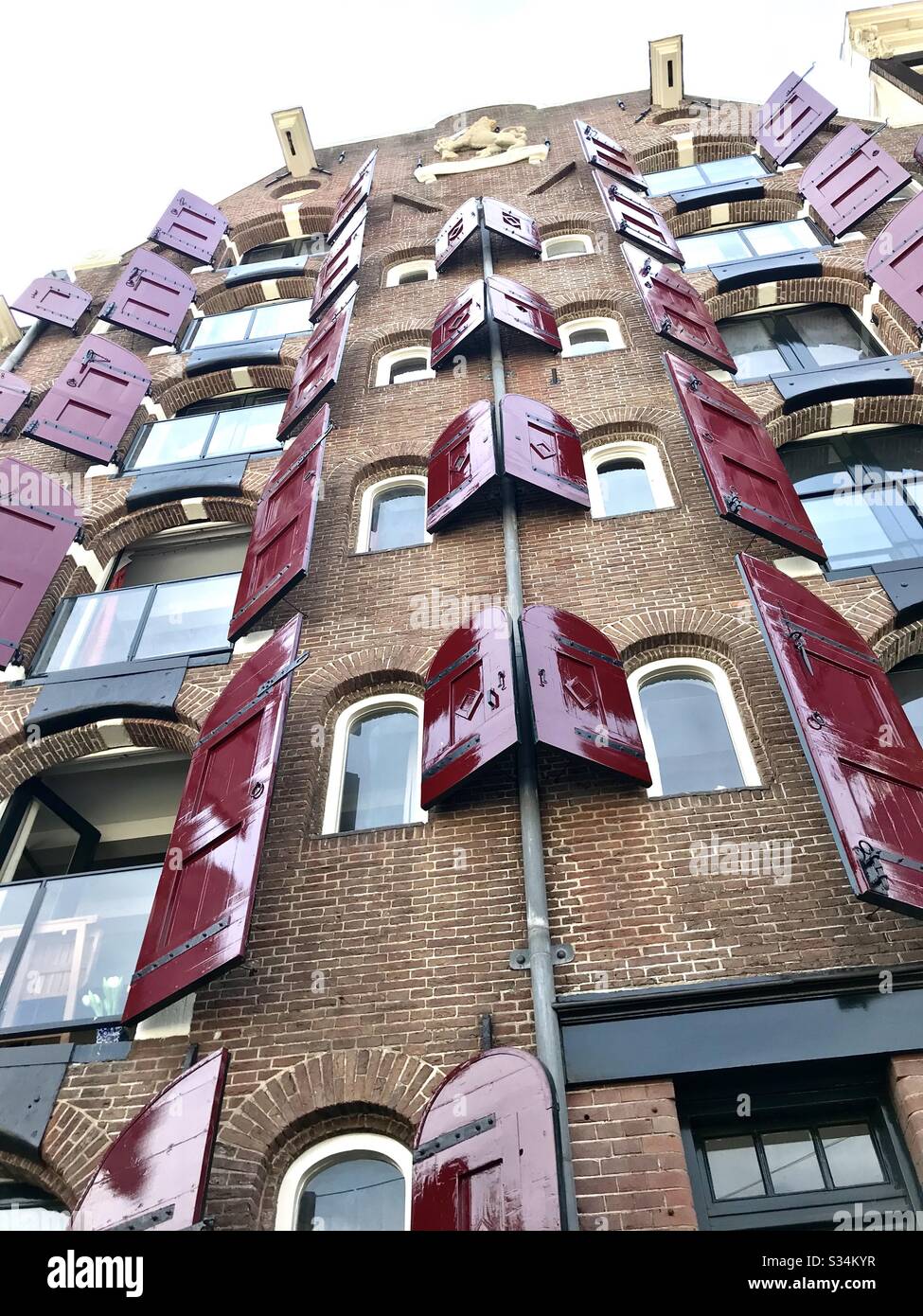 Edificio di Amsterdam con persiane rosse Foto Stock