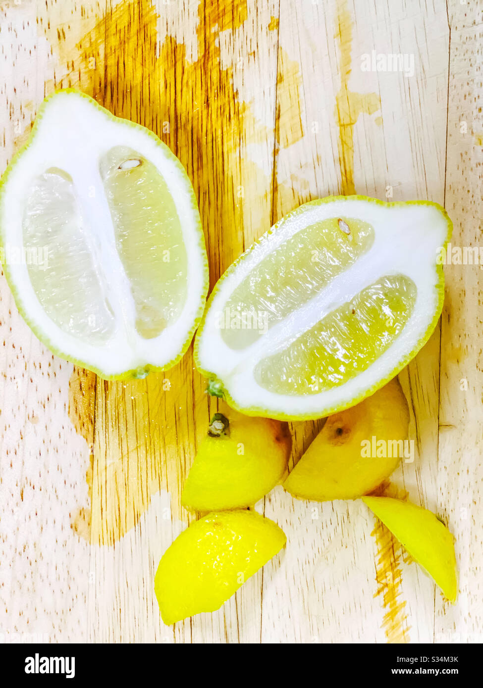 limone fresco tritato sul blocco di taglio del legno Foto Stock