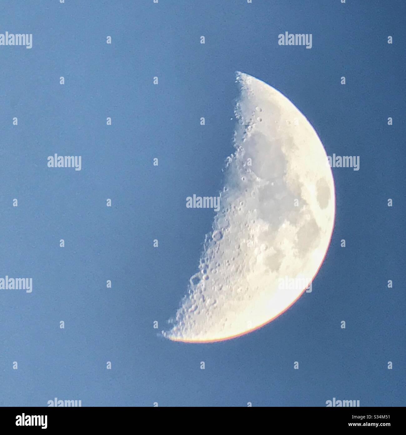 La luna di sera presto - Immagine stock catturata con smartphone