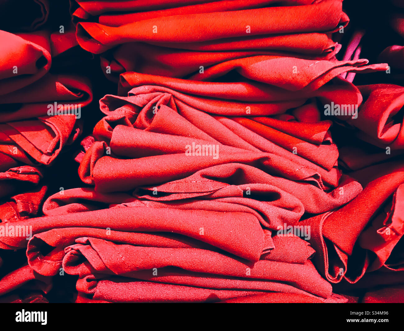 Pila di tovaglioli di stoffa rossa Foto Stock