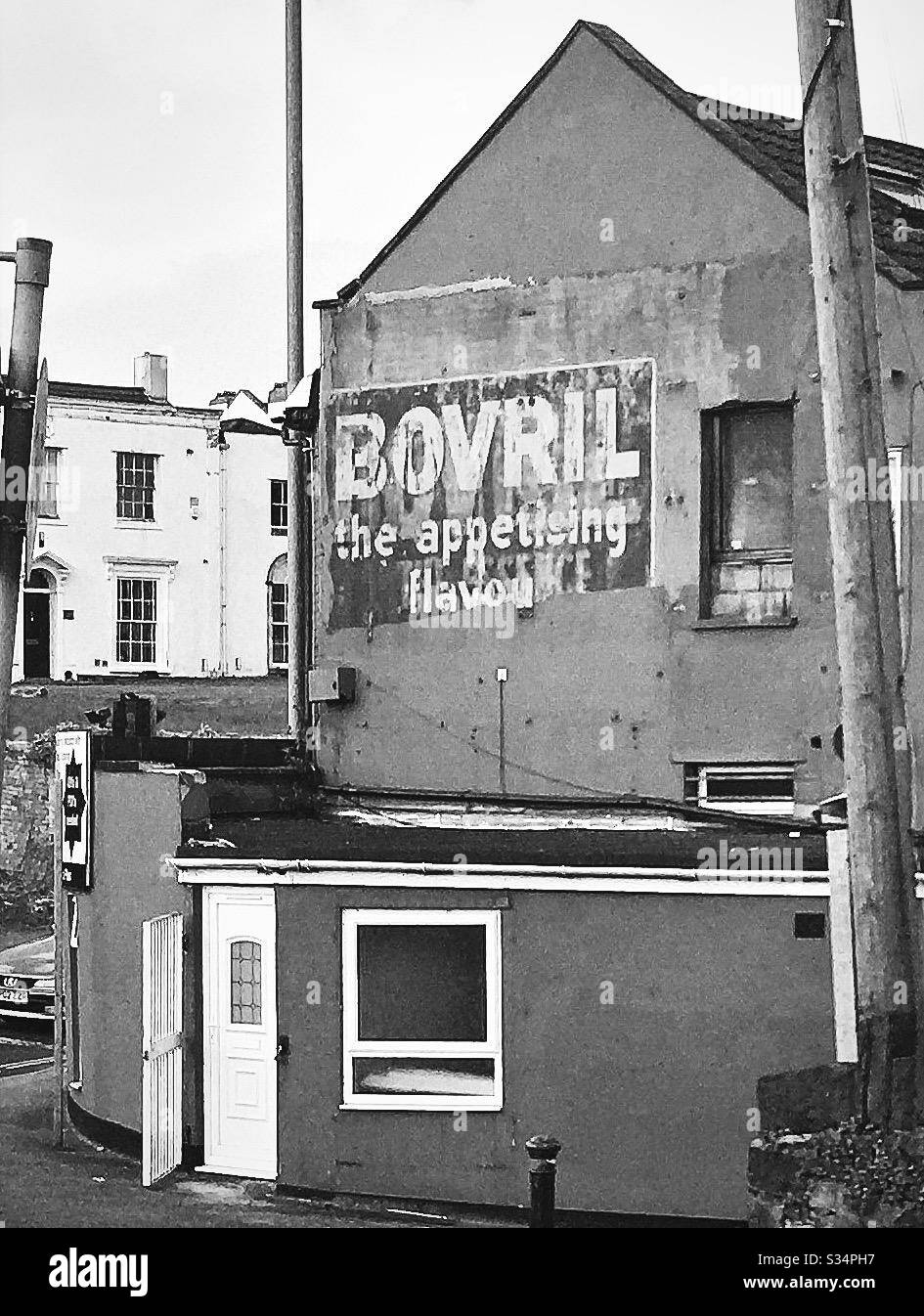 Foto in bianco e nero di una vecchia pubblicità per Bovril, sul lato di un edificio a Bristol, Inghilterra, Regno Unito Foto Stock