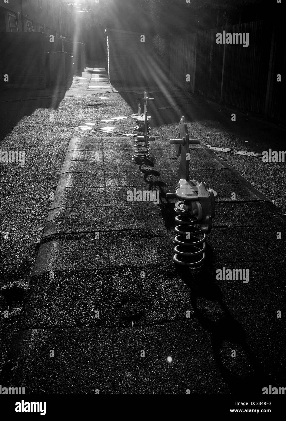 Vicolo vuoto con bambini a cavallo, Londra. Foto Stock