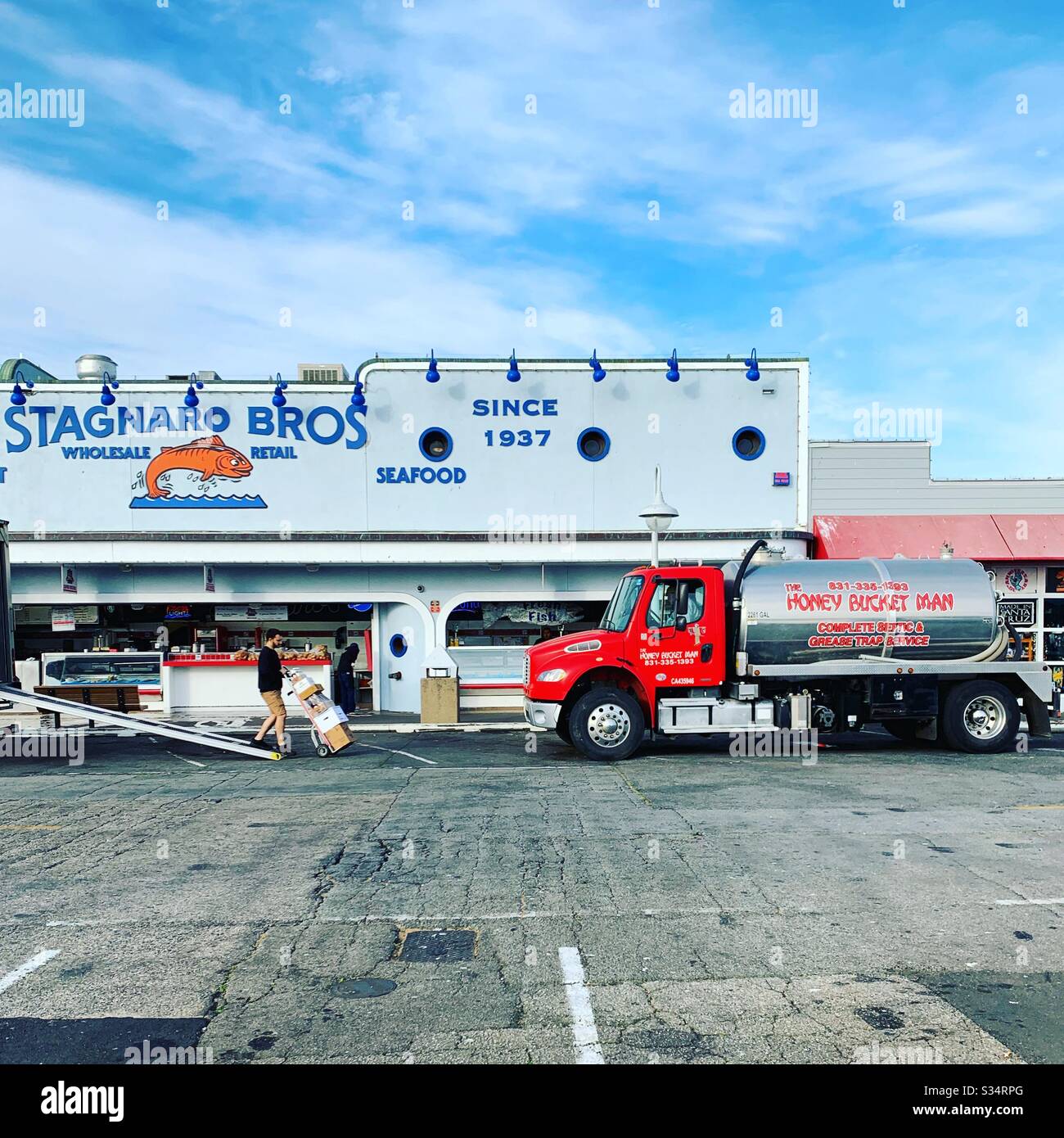 Consegna mattutina di fronte alla vendita all'ingrosso e al dettaglio di pesce di Stagnaro Brothers, Santa Cruz Wharf, Santa Cruz, California, Stati Uniti Foto Stock