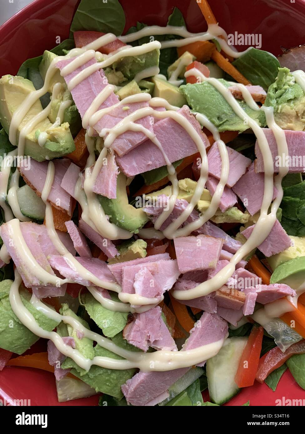 Insalata di prosciutto sano con avocado e condimento. Foto Stock