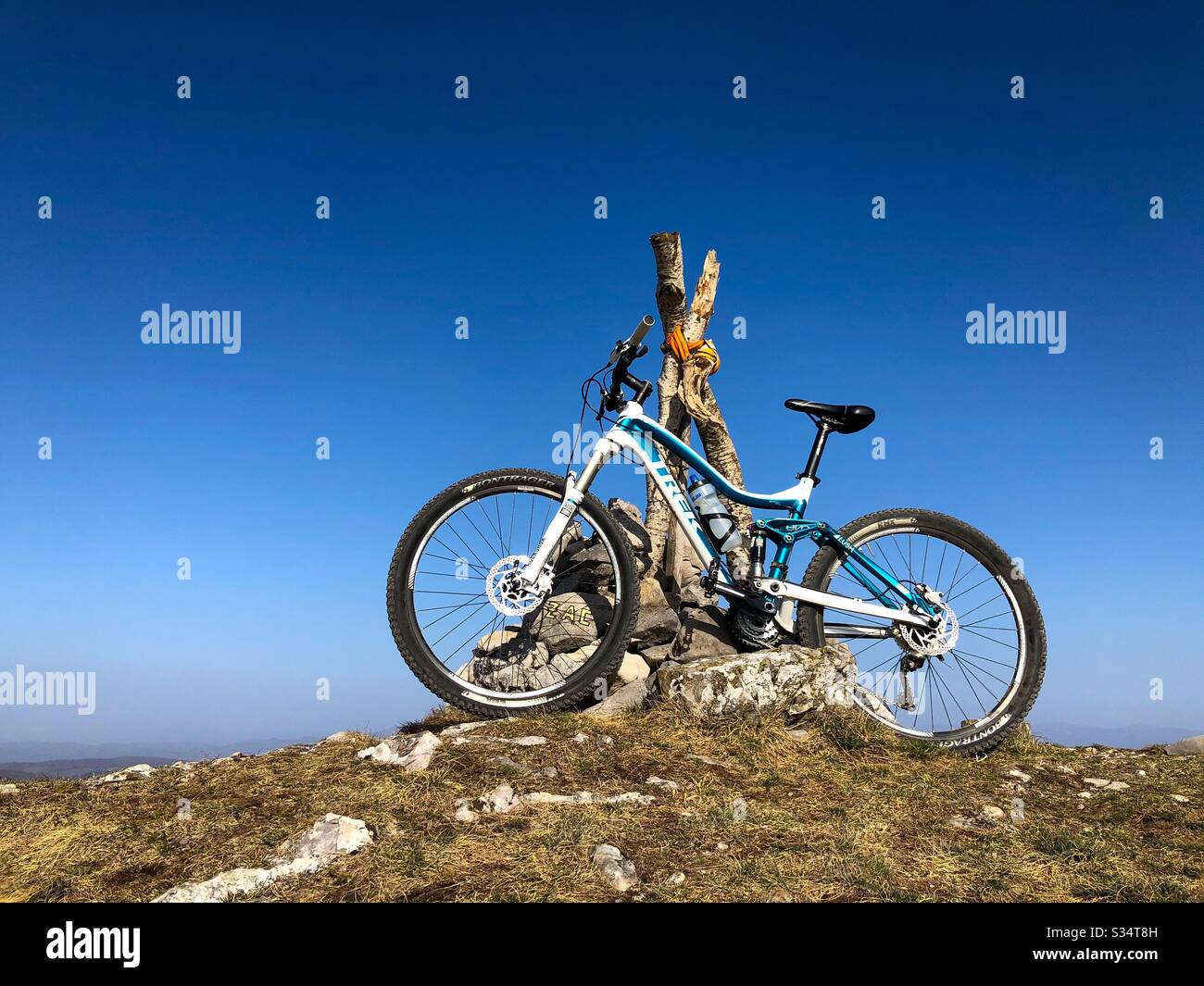 Trekking in mountain bike sulla cima della collina - Immagine stock catturata con smartphone