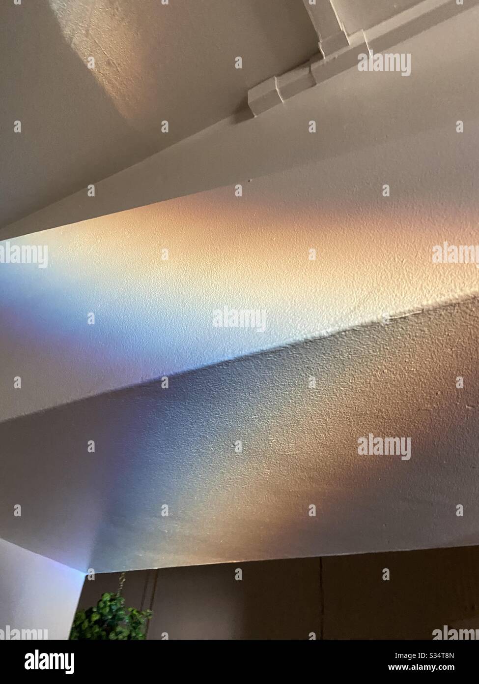 Illuminazione arcobaleno su pareti bianche Foto Stock