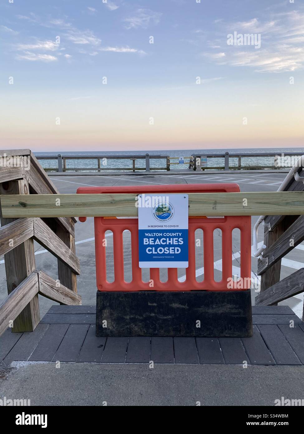 La spiaggia ha chiuso il cartello e bloccato l'ingresso a un parcheggio pubblico il 2 aprile 2020 Destin, Florida a causa di una pandemia di coronavirus Foto Stock