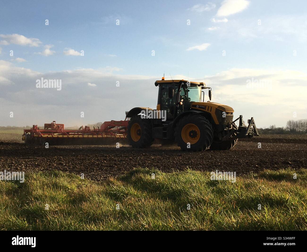 Gli agricoltori lavorano i campi durante l'emergenza di Covid 19. Foto Stock