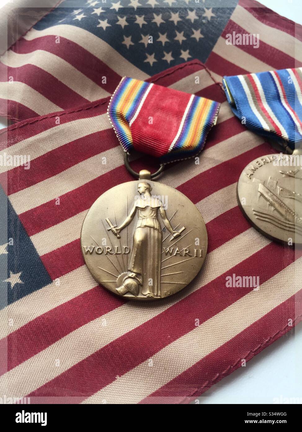 Medaglie della campagna della seconda guerra mondiale esposte sulle bandiere americane, USA Foto Stock