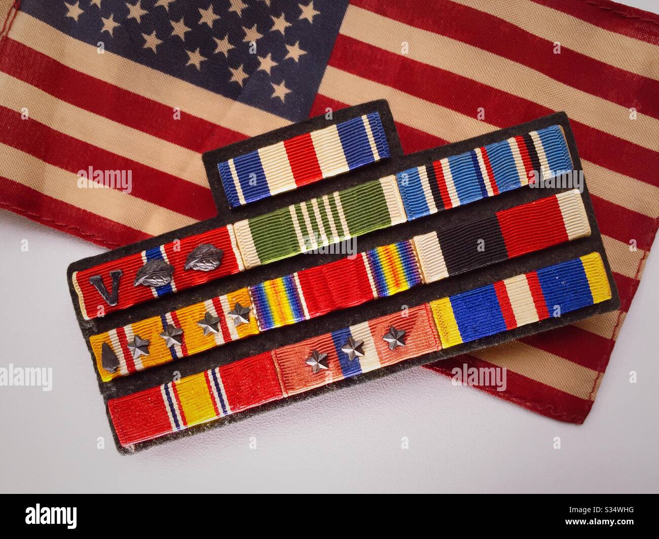 I nastri di premi e decorazioni dei veterani della seconda guerra mondiale sono stati esposti su una bandiera americana, USA Foto Stock