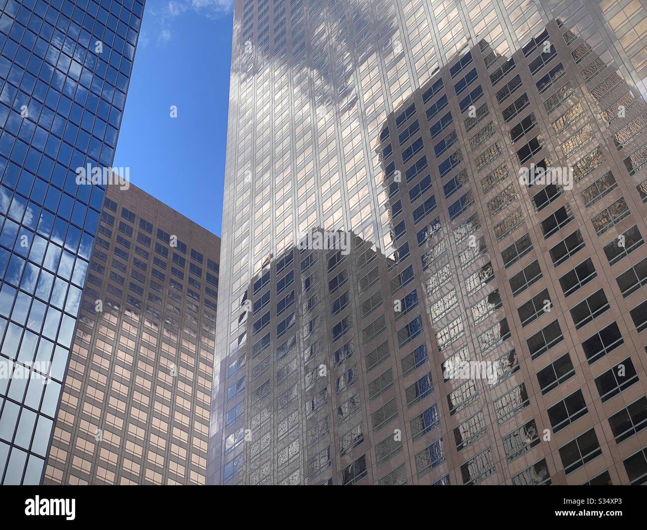 LOS ANGELES, CA, MAR 2020: Nuvole e grattacieli riflessi nei grattacieli vicini nel quartiere finanziario del centro - Immagine stock catturata con smartphone