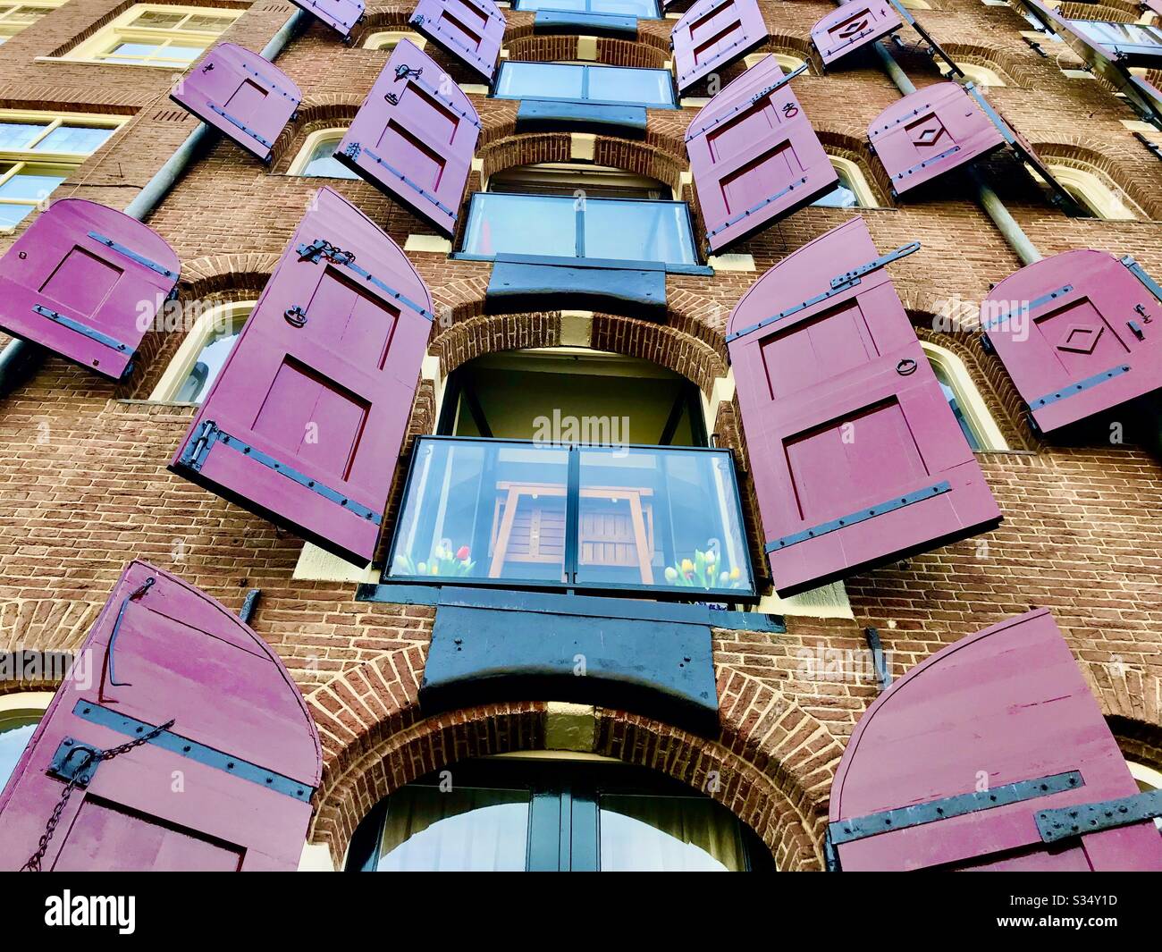Edificio di Amsterdam con persiane rosse Foto Stock
