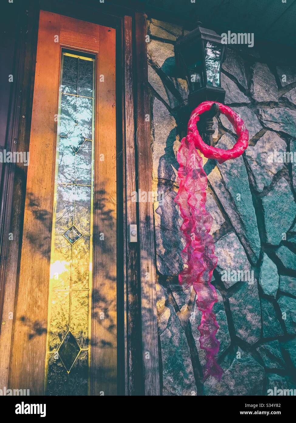 Red wreath e nastro per la sfida Red Ribbon - significa sangue sul doorpost il giorno di Passover - Immagine stock catturata con smartphone