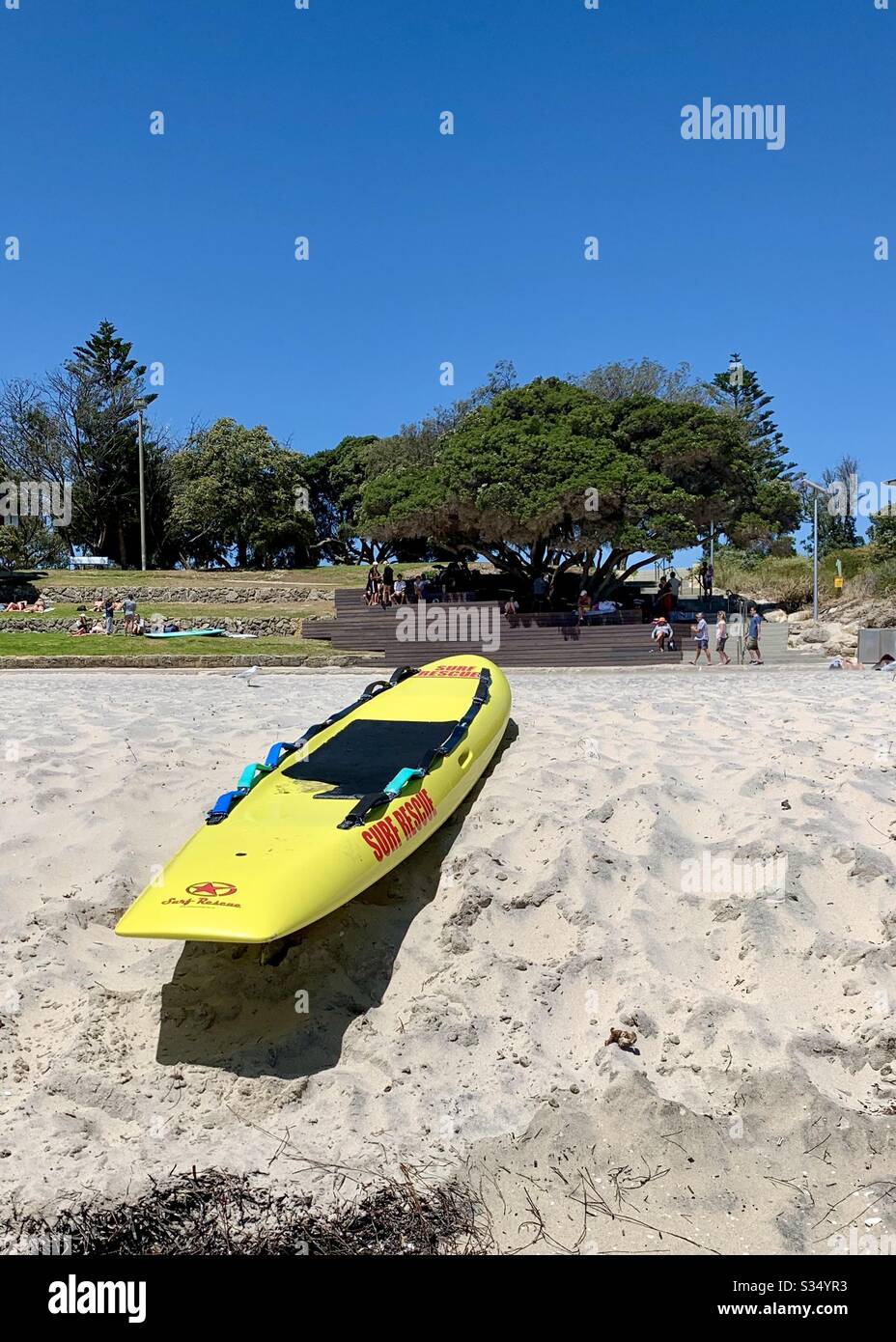Australian Surf Lifesaver Board su una spiaggia Foto Stock
