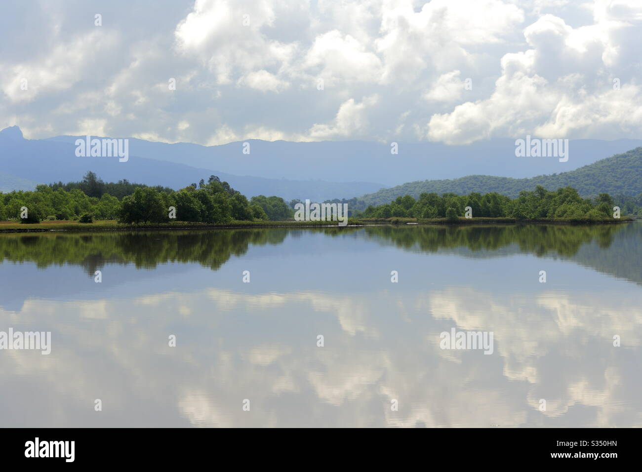 Lyrical paesaggio di fiume indietro acqua vicino Kadwad villaggio in Karnataka stato dell'India. Foto Stock