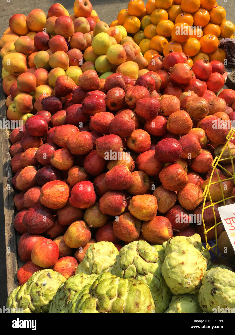 Mele e altri frutti locali sulle bancarelle della strada vicino alla stazione di Churchgate Mumbai, India. Foto Stock