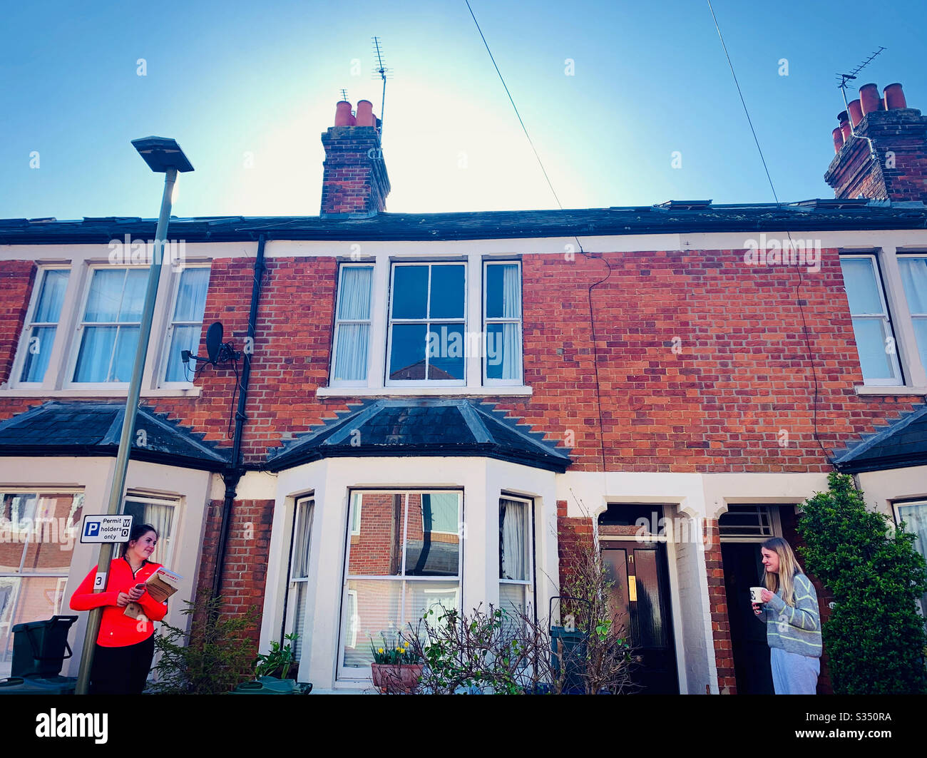 2 porte a parte. Adolescenti e migliori amici che si aggrappano a distanza. Oxford, Regno Unito, aprile 2020. Foto Stock