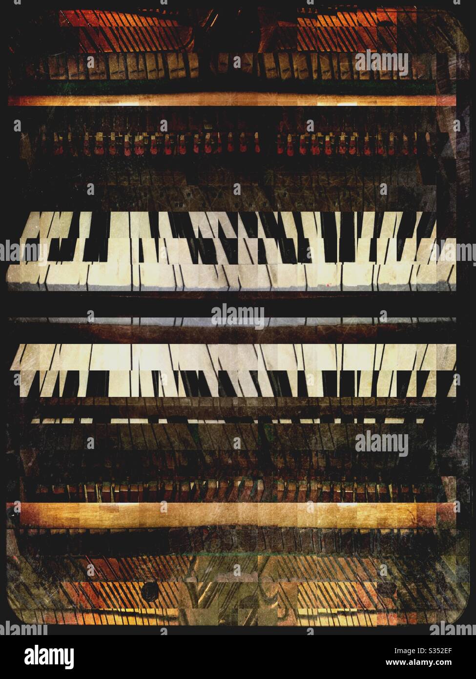 Foto surreale di un vecchio pianoforte vintage con cassa in legno e tasti bianchi e neri Foto Stock