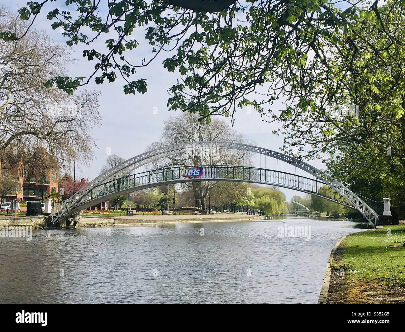 Bedford Suspension Bridge con il banner "Thank You NHS" durante il COVID-19 Outbreak 2020, Bedford, Bedfordshire, Inghilterra, Regno Unito - Immagine stock catturata con smartphone